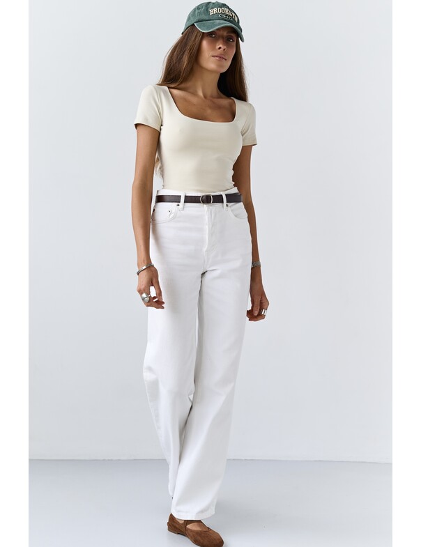 Футболка з глибоким вирізом