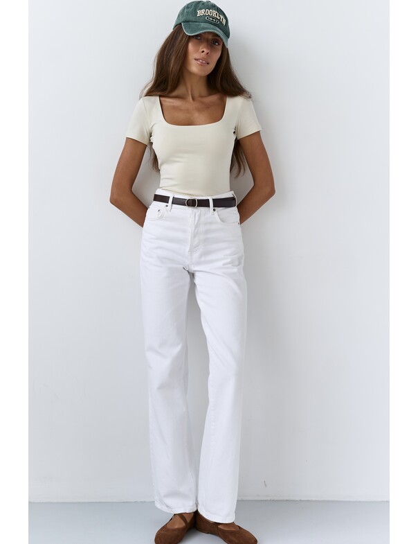 Футболка з глибоким вирізом