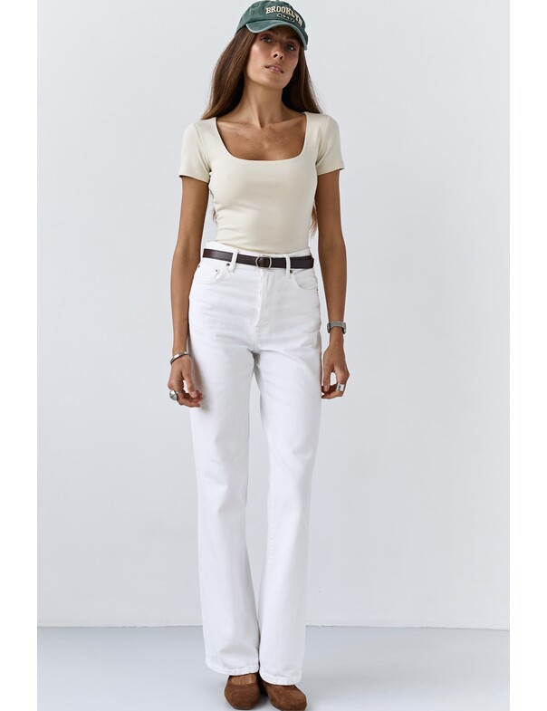 Футболка з глибоким вирізом