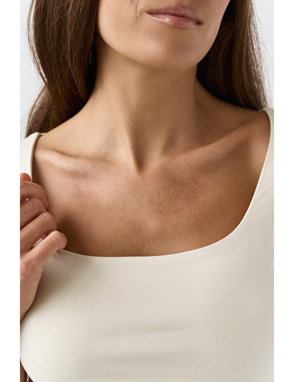 Футболка з глибоким вирізом