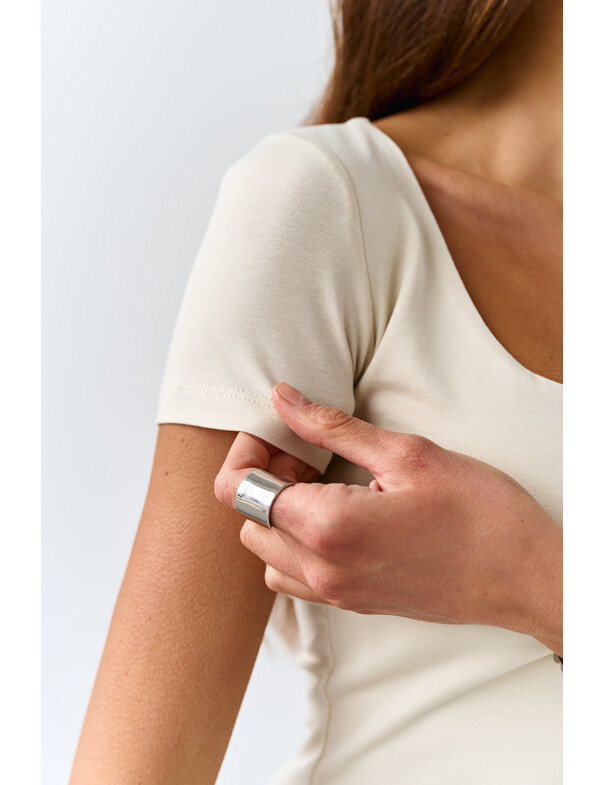 Футболка з глибоким вирізом