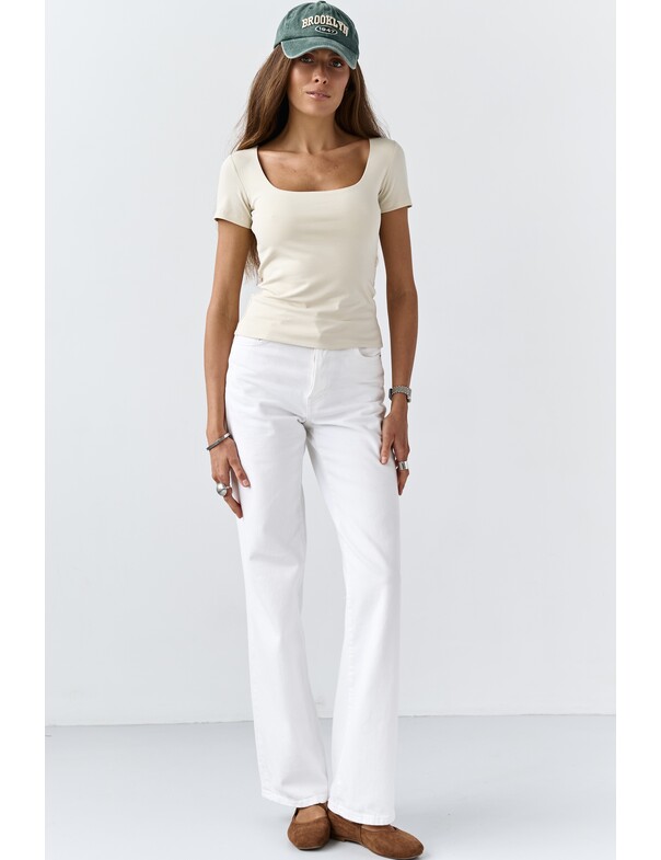 Футболка з глибоким вирізом