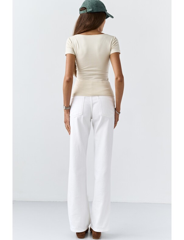 Футболка с глубоким вырезом