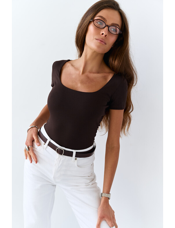 Футболка з глибоким вирізом