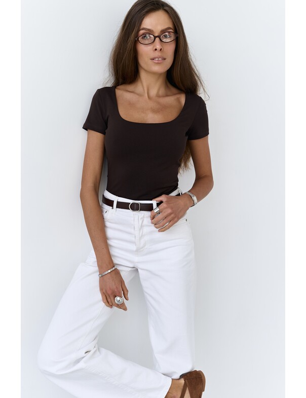 Футболка с глубоким вырезом