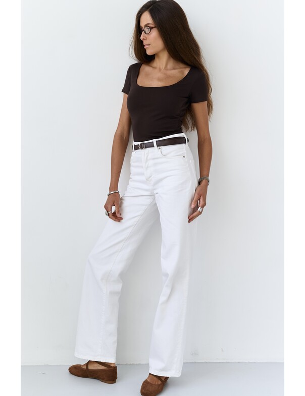 Футболка с глубоким вырезом