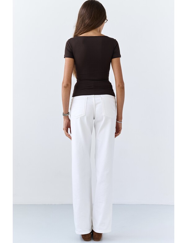 Футболка с глубоким вырезом