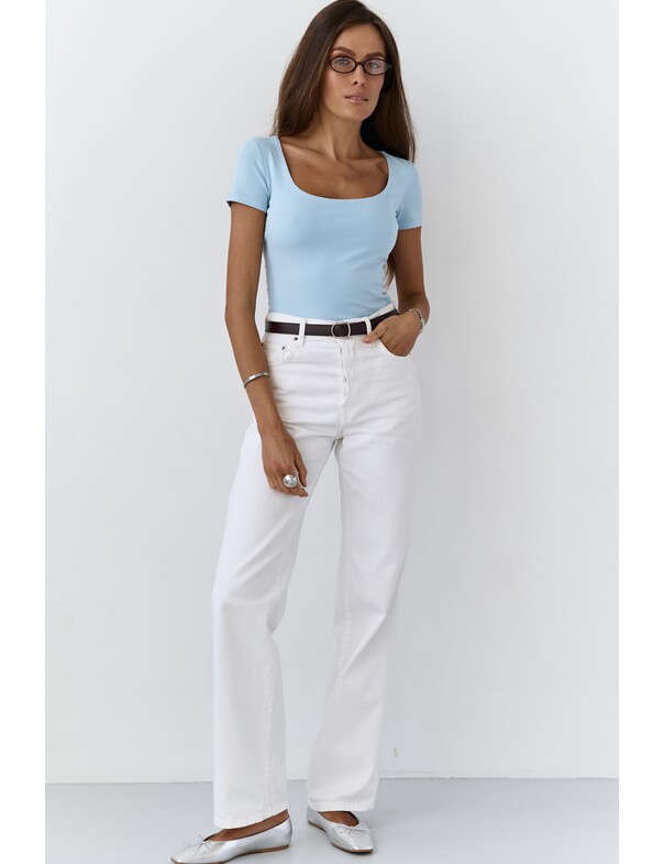 Футболка з глибоким вирізом