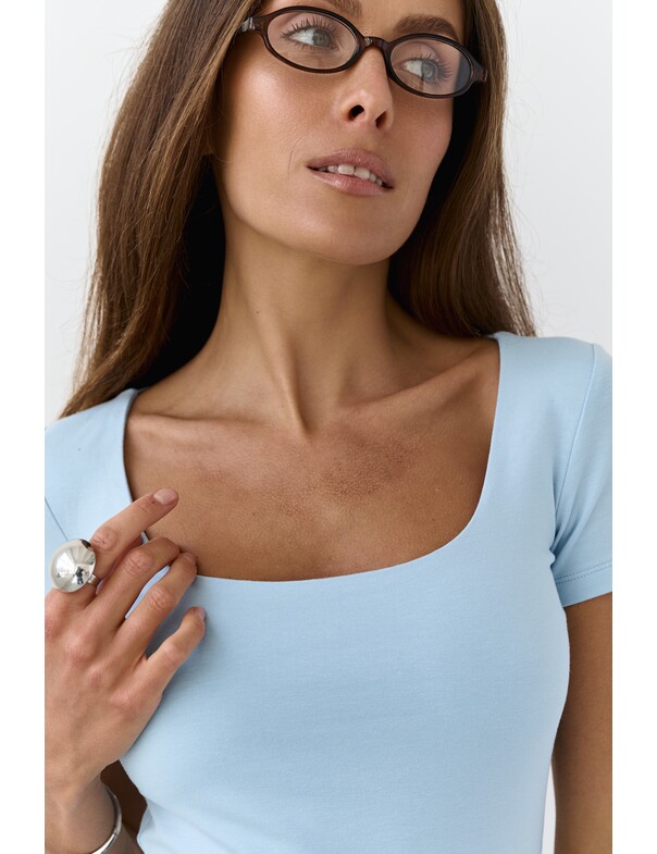 Футболка з глибоким вирізом