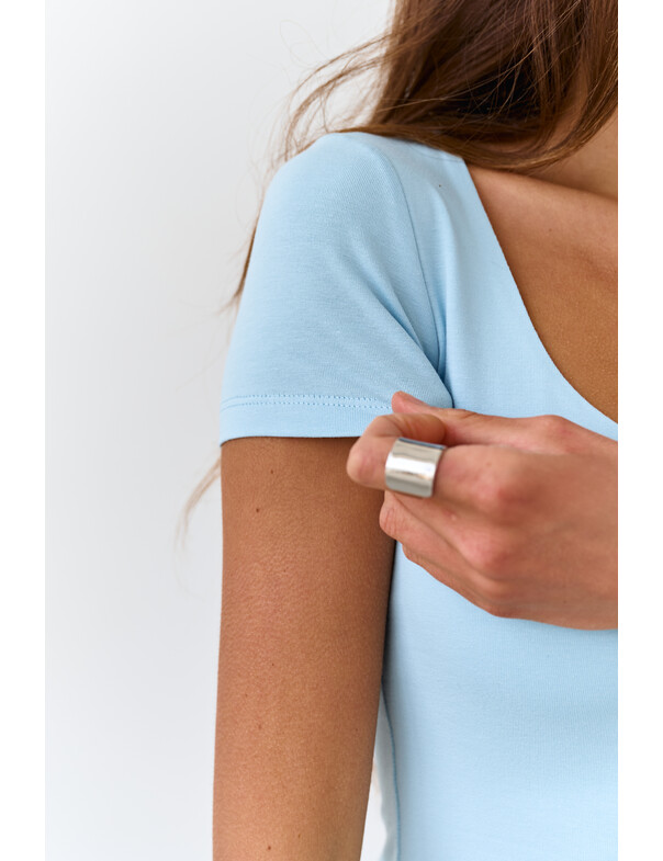 Футболка с глубоким вырезом