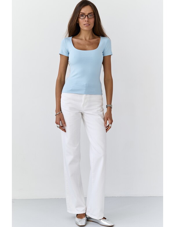 Футболка с глубоким вырезом