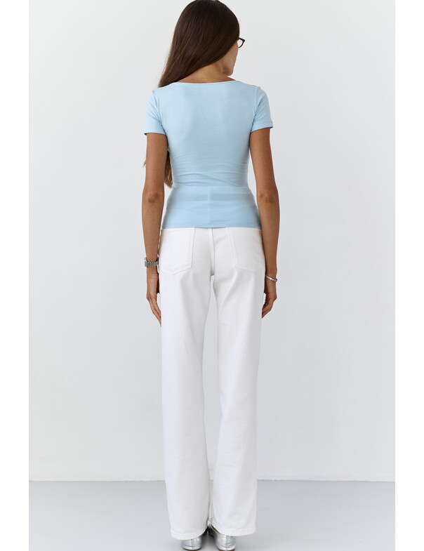 Футболка с глубоким вырезом