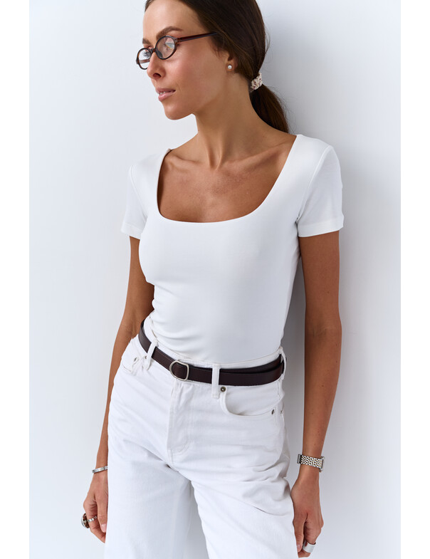 Футболка с глубоким вырезом