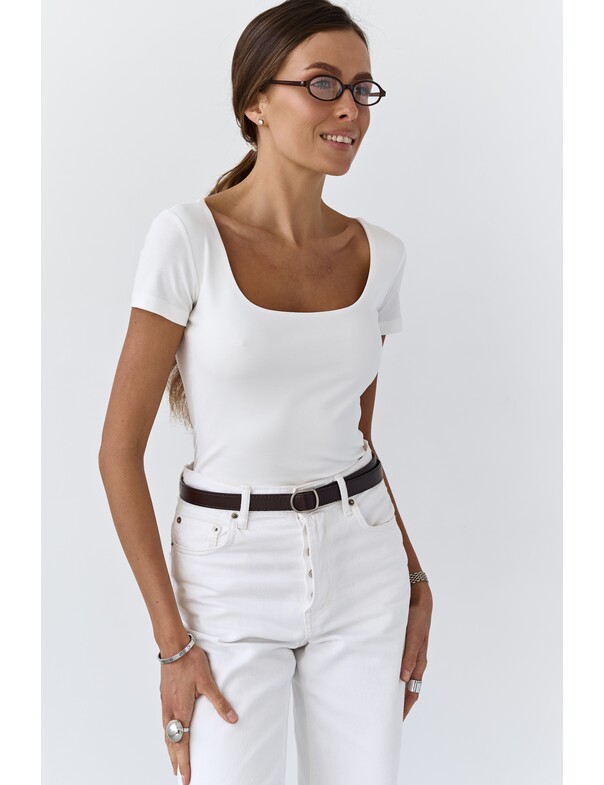 Футболка с глубоким вырезом