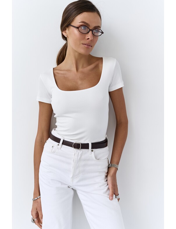 Футболка з глибоким вирізом