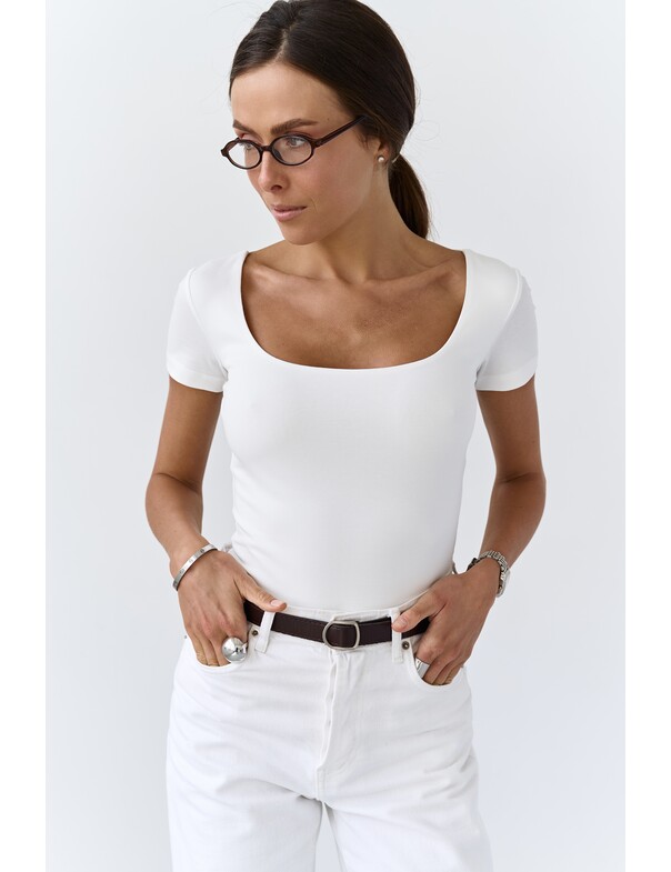 Футболка с глубоким вырезом