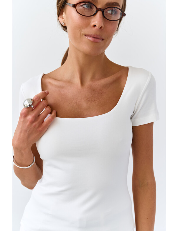 Футболка с глубоким вырезом