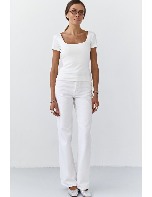 Футболка с глубоким вырезом