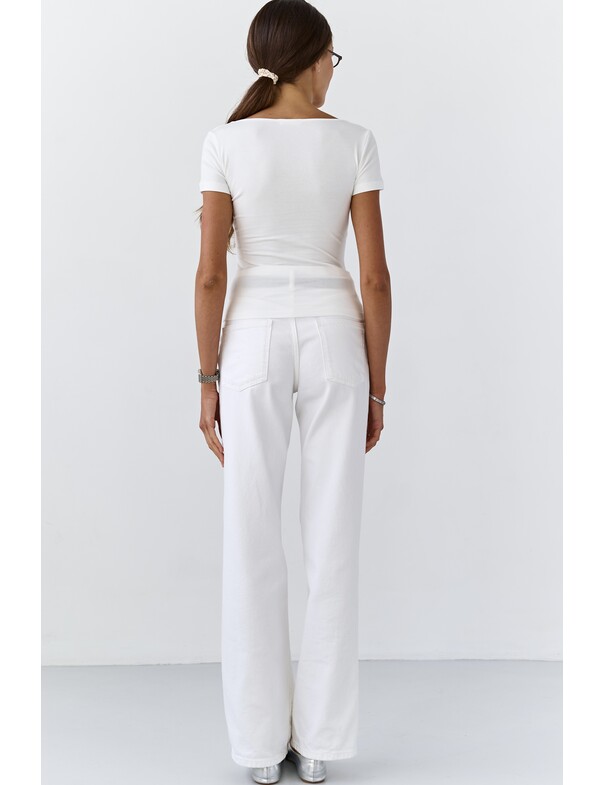 Футболка з глибоким вирізом