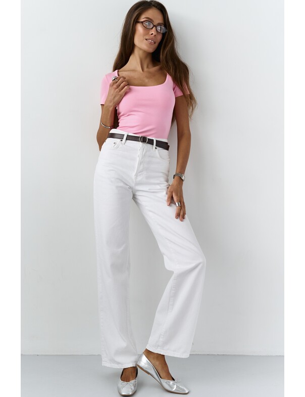 Футболка с глубоким вырезом