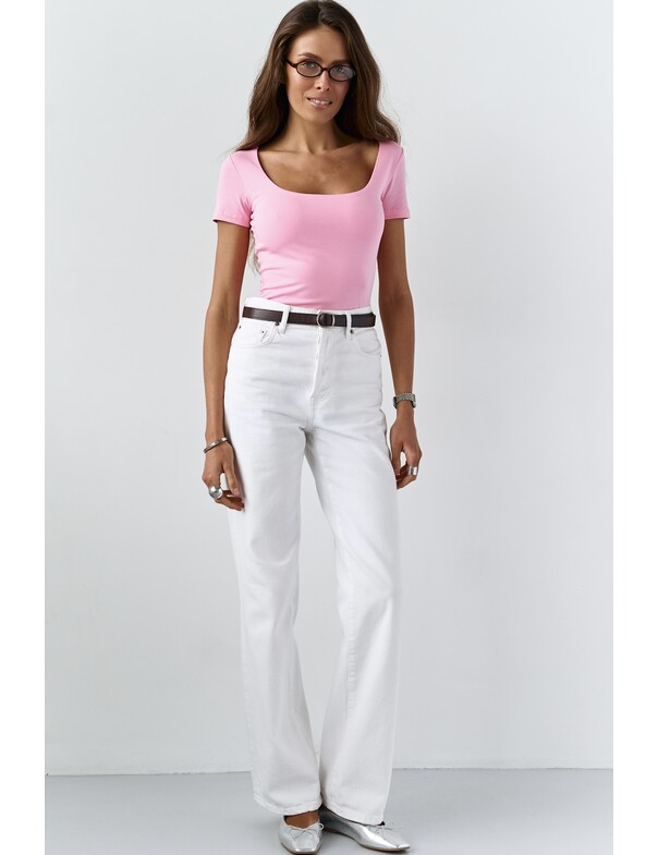 Футболка с глубоким вырезом