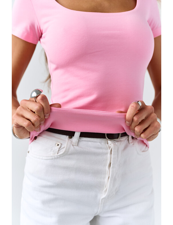 Футболка с глубоким вырезом