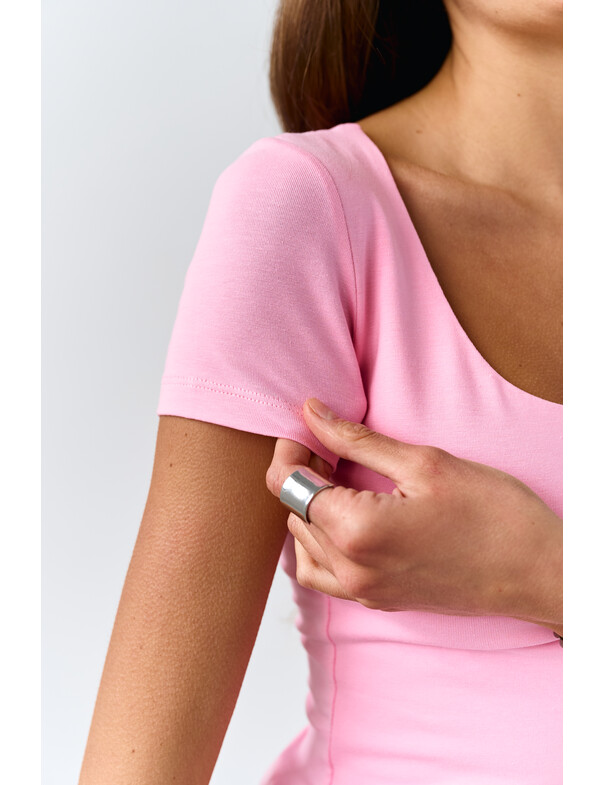 Футболка с глубоким вырезом