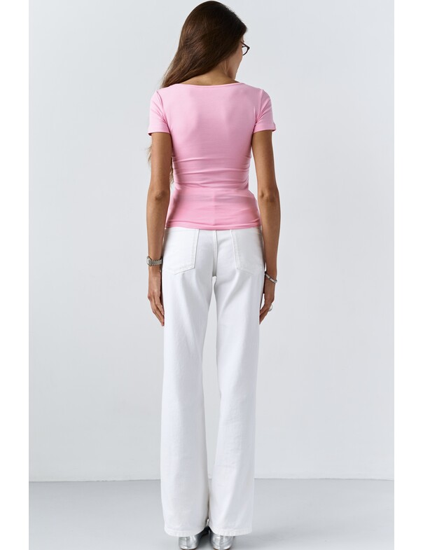 Футболка с глубоким вырезом