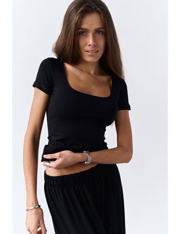 Футболка с глубоким вырезом