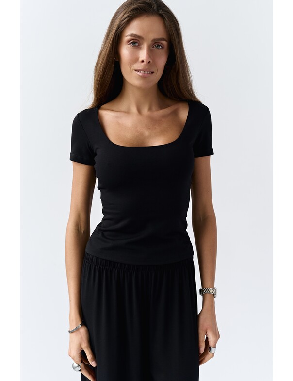 Футболка с глубоким вырезом