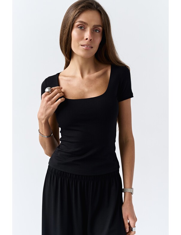 Футболка з глибоким вирізом