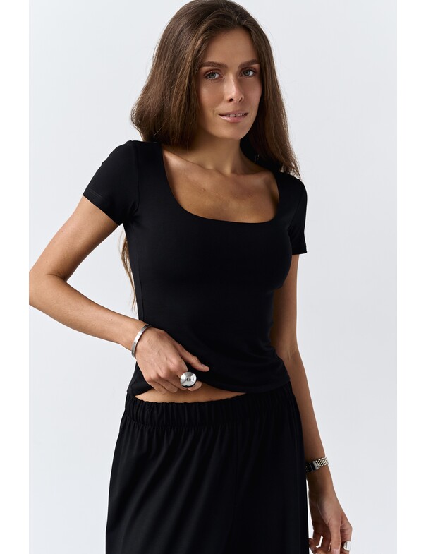 Футболка с глубоким вырезом