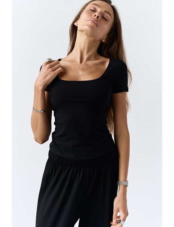 Футболка з глибоким вирізом