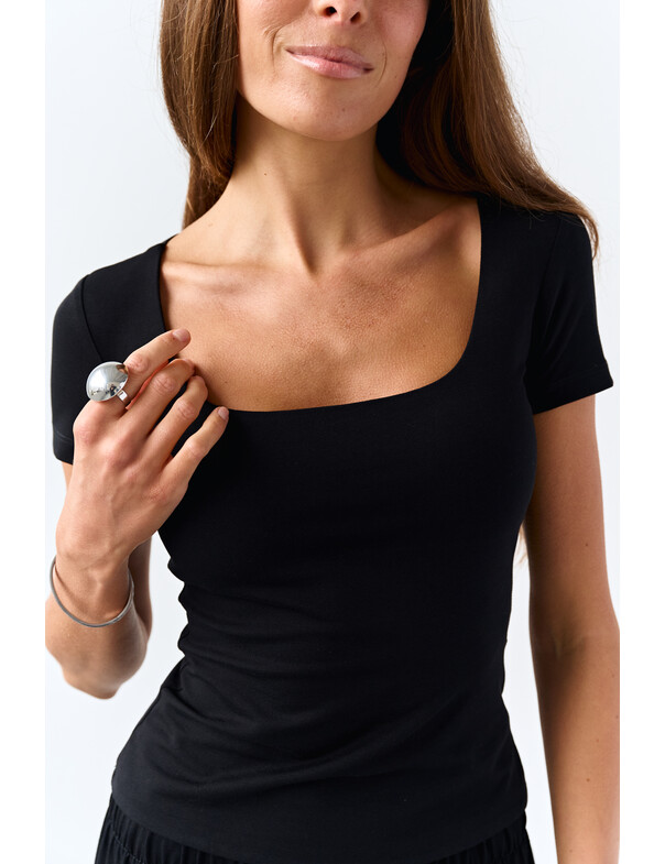 Футболка с глубоким вырезом