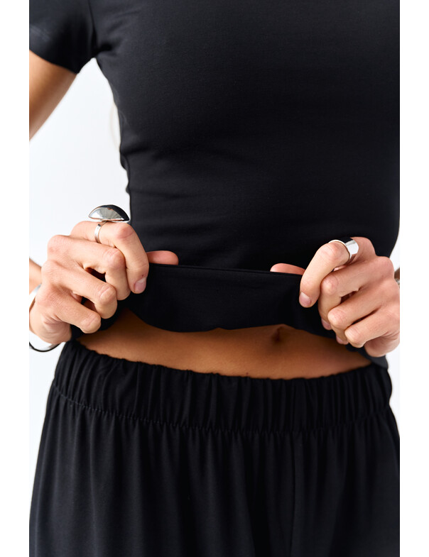 Футболка з глибоким вирізом