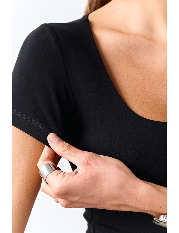 Футболка с глубоким вырезом