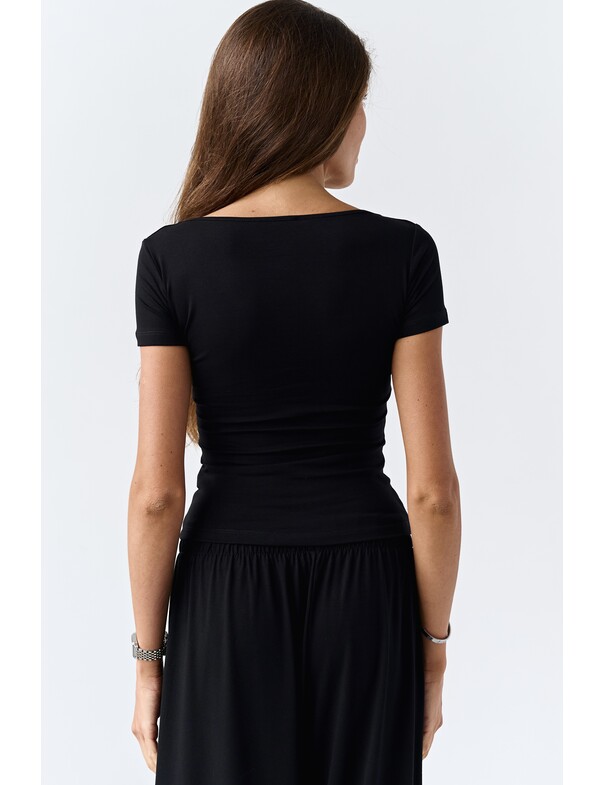 Футболка с глубоким вырезом