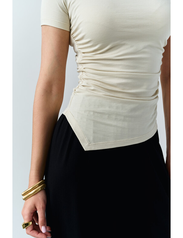 Футболка асиметрична зі збіркою