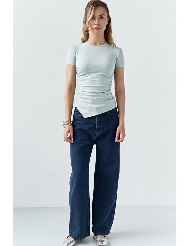 Футболка асимметричная со сборкой