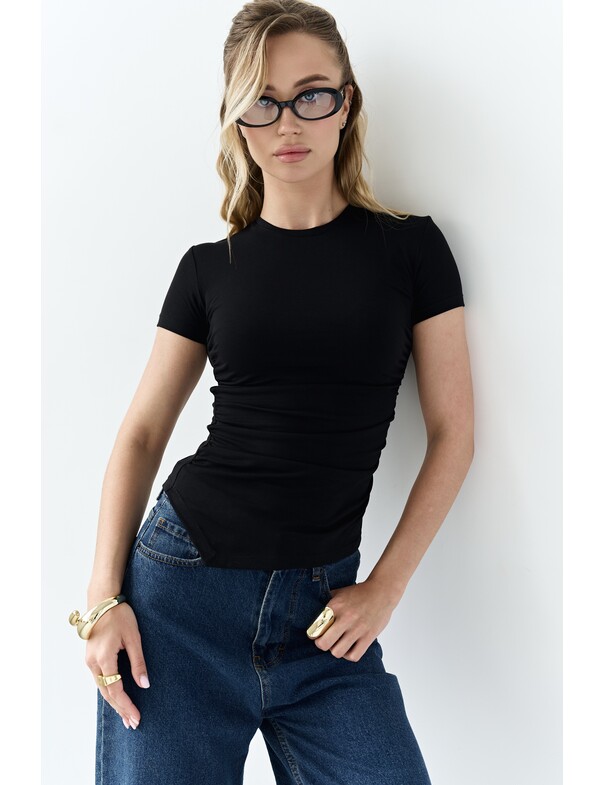 Футболка асимметричная со сборкой