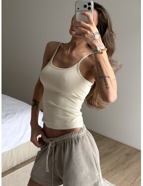 Женская майка на бретелях с регуляторами