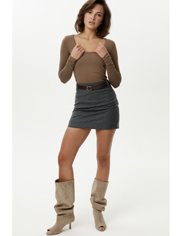 Женский лонгслив с глубоким вырезом